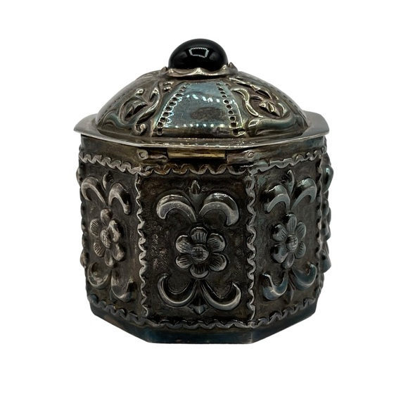Metropolitan Museum Of Art 1993 MMA Silverplate Garnet Snuff Pill Trinket Box